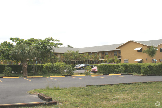 Building Photo - Royal Palms Apartments