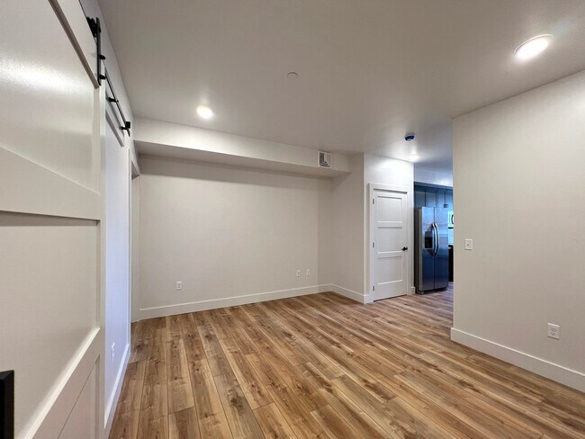 rincón para dormir y entrada a la cocina - 138 E Street