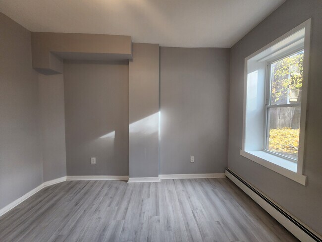 Building Photo - 183 Renwick St