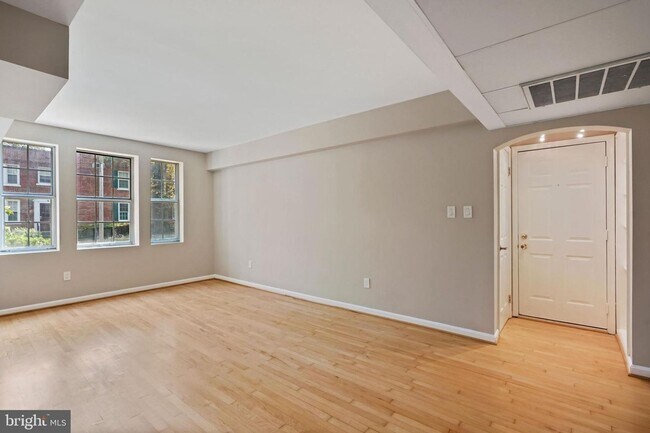 Building Photo - Renovated 2bed/1bath in Courthouse.