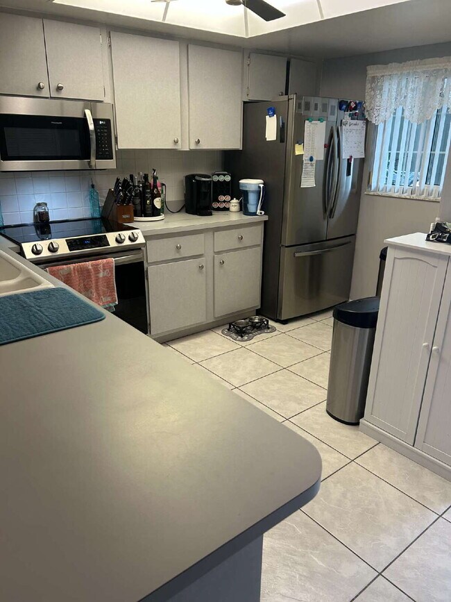 Foto del edificio - Room For Rent - lake front condo