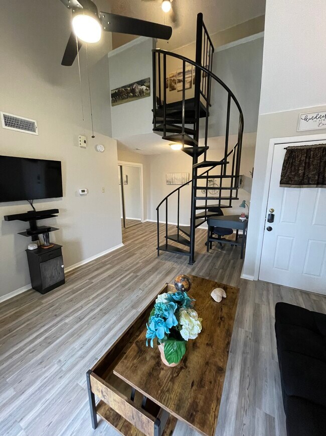 Live room 2 - 1840 Burton Dr