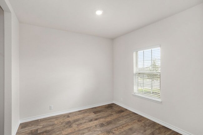 Building Photo - 5035 Punch Shot