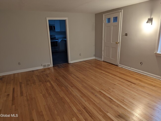 Building Photo - 73 Vly Rd