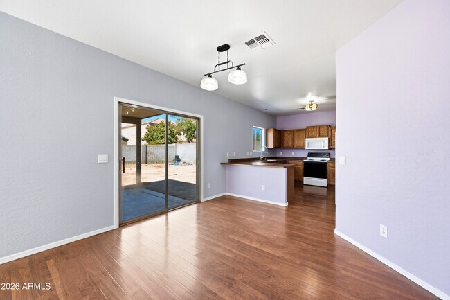 Foto del edificio - 10950 W Royal Palm Rd