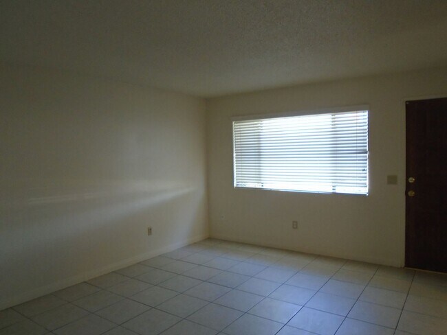 Building Photo - 337 W China Grade Loop