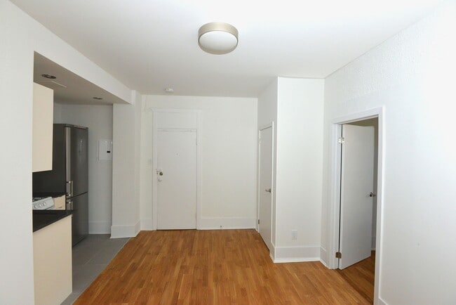 Building Photo - 160 Huron St