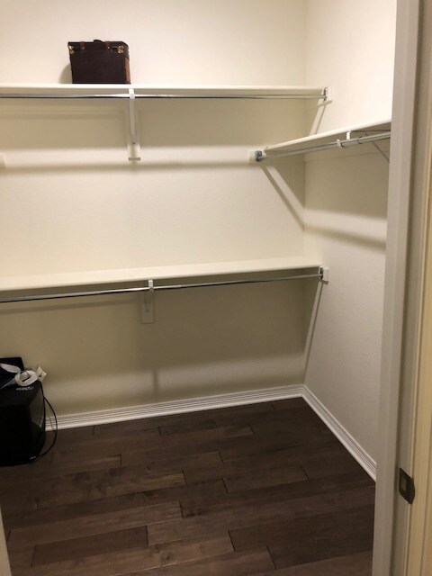 Vestidor - 9416 E 51st Dr