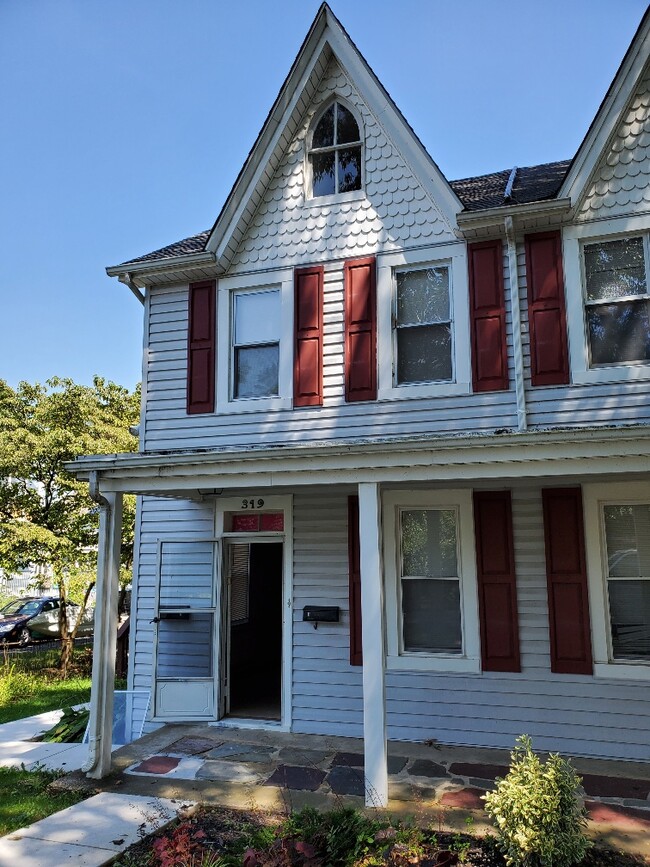 Building Photo - 321 S Washington St