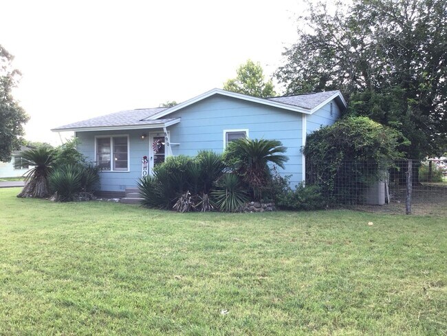 Building Photo - 2/1 House With a Detached Garage / Garage ...