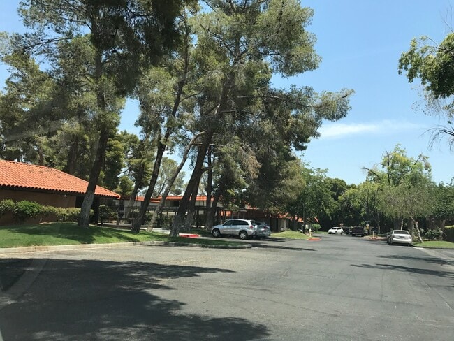 Foto del edificio - BEAUTIFUL 2 BEDS 1 1/2  BATHROOM APARTMENT PLUS 1 CAR GARAGE MLOVE IN SPECIAL