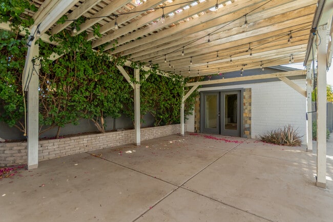 Building Photo - 2455 E Amelia Ave