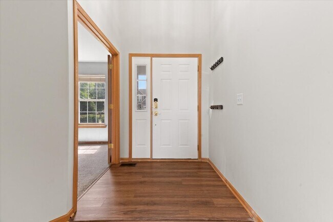 Building Photo - 966 Forest View Way