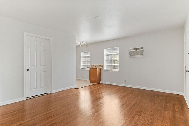 Foto del edificio - Newly Renovated 2 bed/1 bath home!!