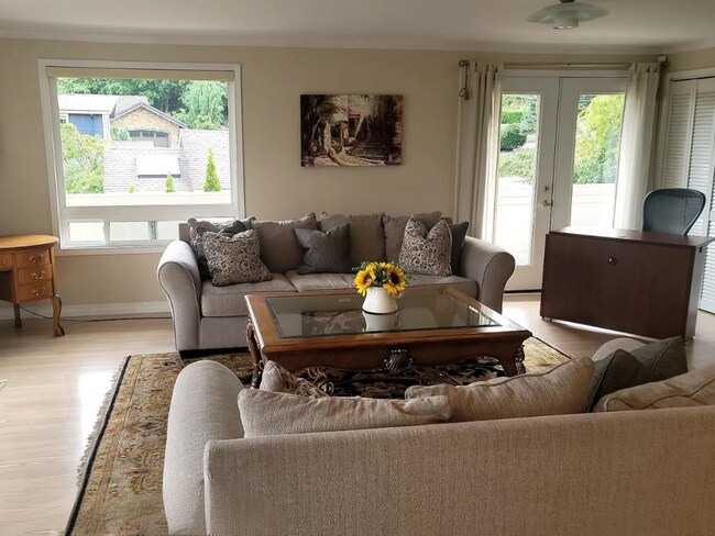Foto del edificio - Charming Browns Point Home with Garage & B...