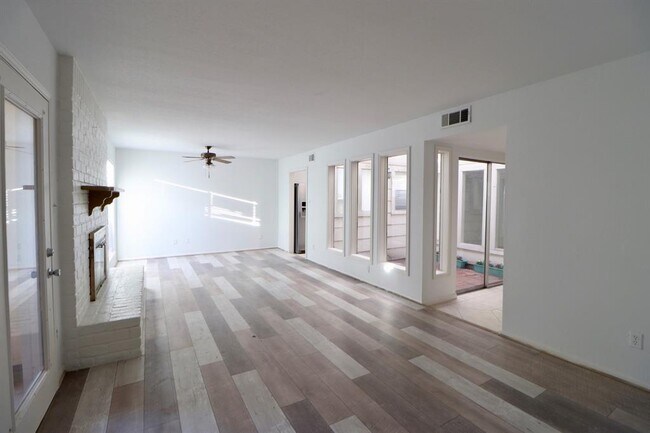 Foto del edificio - 6411 Creekbend Dr