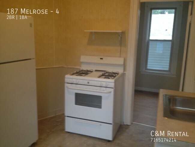 Building Photo - 2 Bedroom Lower Apartment