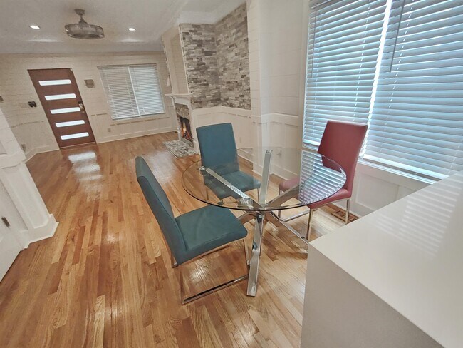 Foto del edificio - 728 Garibaldi St SW