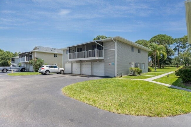 Building Photo - Lovely 2 Bedroom Condo Now Available - Pine Shadows Close to Valencia