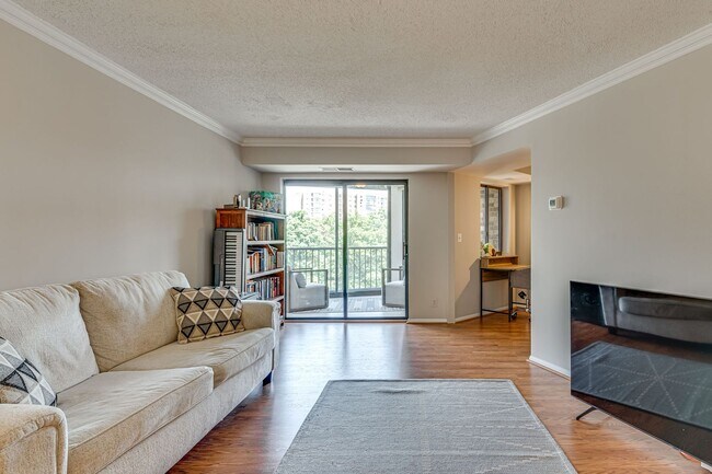 Foto del edificio - 1 Bedroom Condo in Building with Amenities!