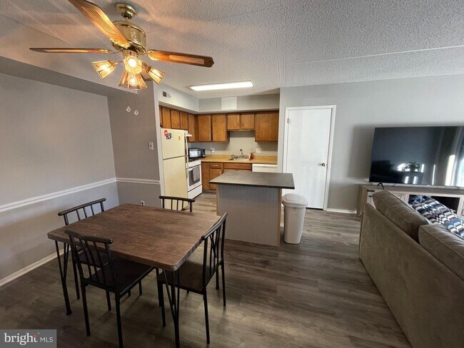 Building Photo - 6912 Hilltop Dr