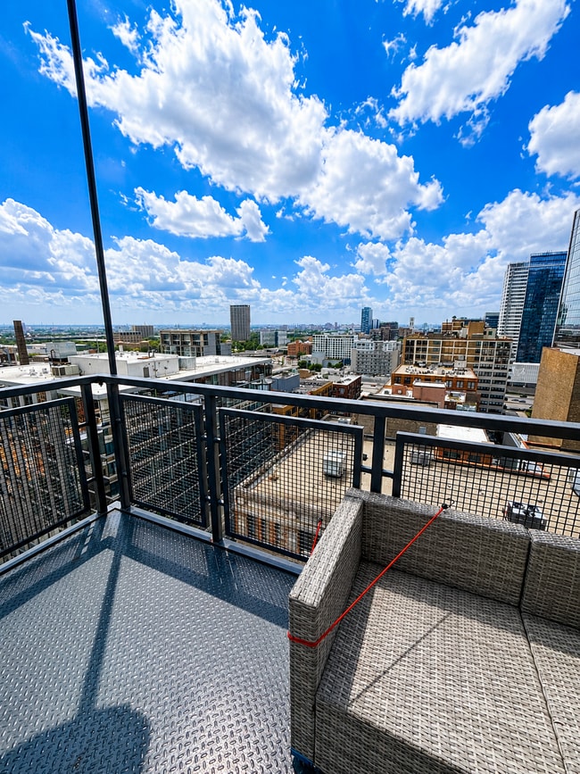 Foto del edificio - 565 W Quincy St
