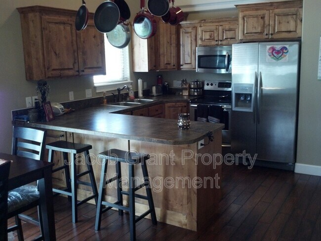 Building Photo - 1422 Falcon Dr