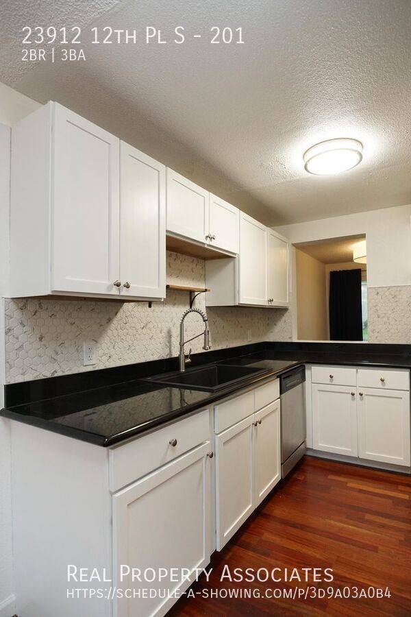 Foto del edificio - Spacious 2 Bedroom 2.5 Bathroom Townhouse ...