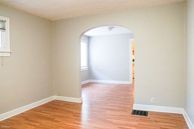 Building Photo - 1 br, 1 bath Duplex - 3922 E 10th St