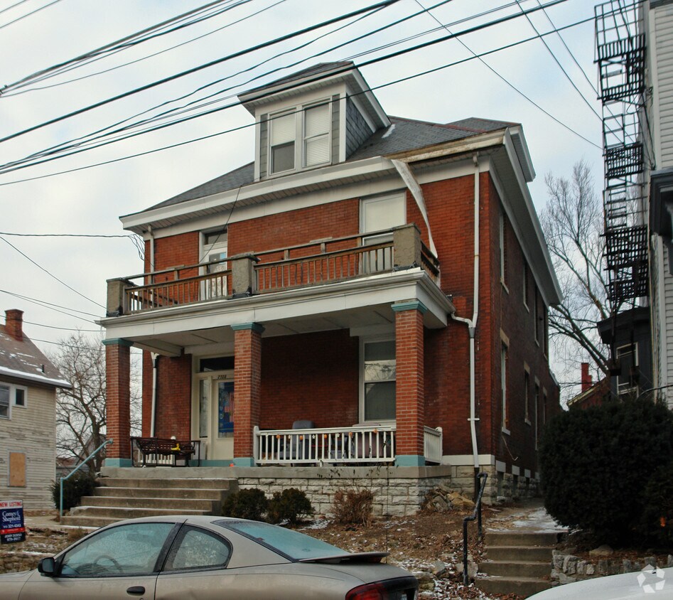 2323 Stratford Ave, Clifton, OH 45219 Apartments in Clifton, OH