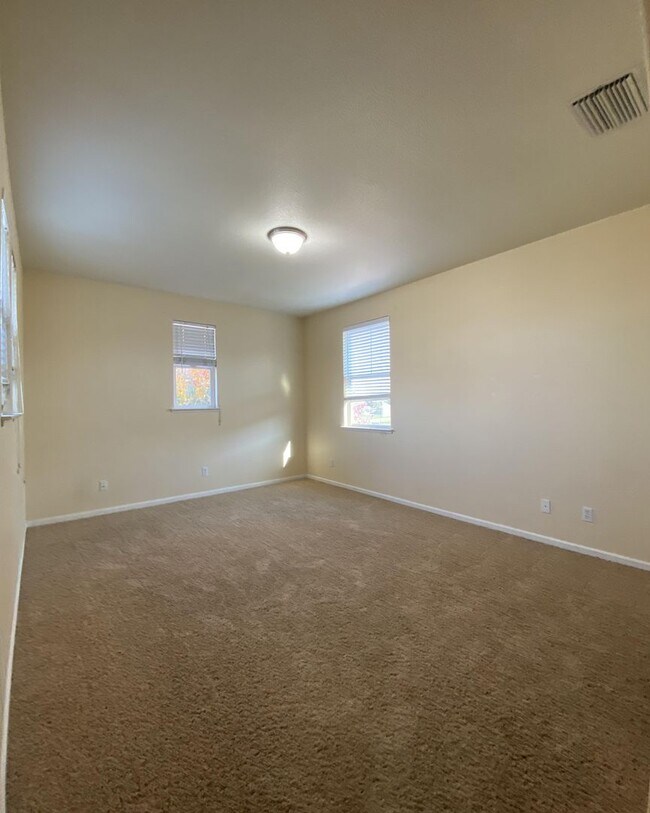 Building Photo - Amazing home in a quiet neighborhood 5Bedr...