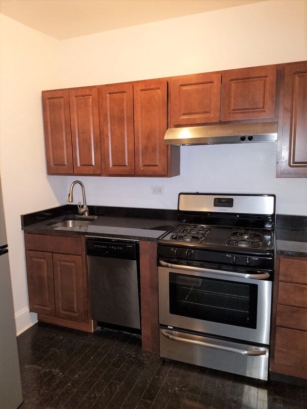 Foto principal - 1333 W Belmont Ave