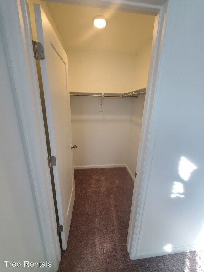 Building Photo - 6 br, 4.5 bath House - 76 E Moorhen