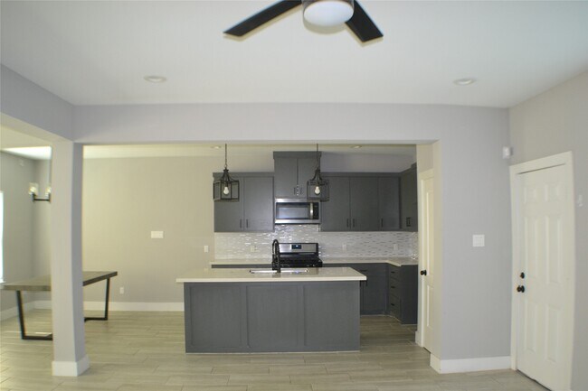 Building Photo - 9837 Fabiola Dr