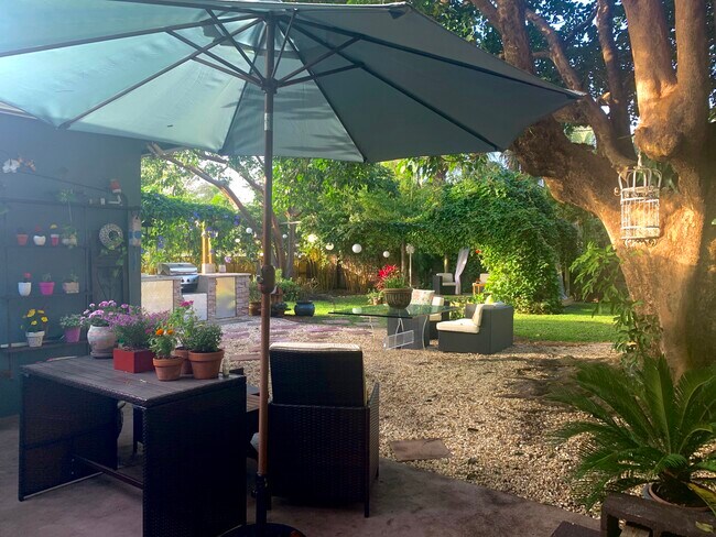 Foto del edificio - 825 NE 1st St