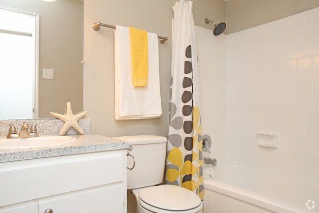 2HAB Baño - Watermark at Baytown