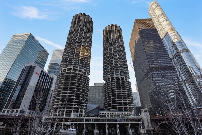 Foto del edificio - 300 N State St