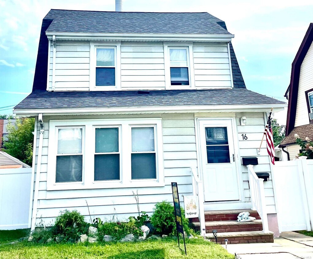16 Evergreen Dr Unit 1, Lindenhurst, NY 11757 Room for Rent in Lindenhurst, NY