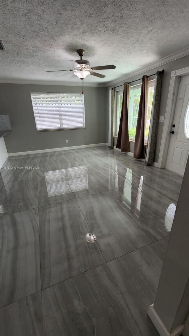 Building Photo - 625 Royal Palm Dr