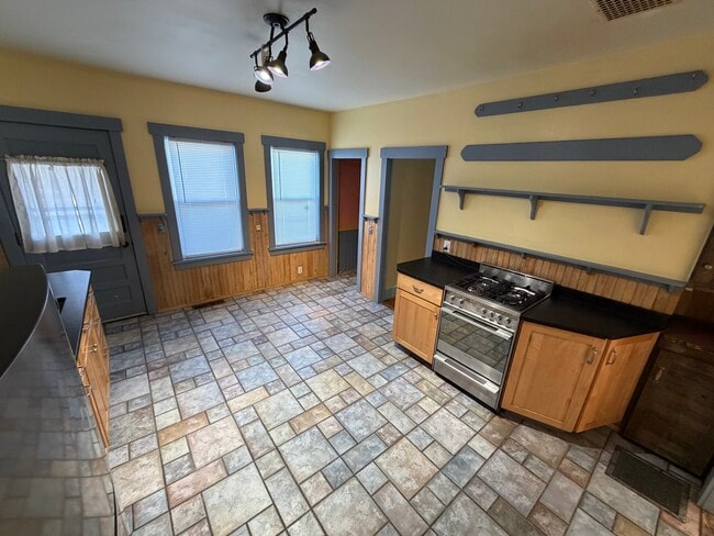 Building Photo - 127 Church Ave