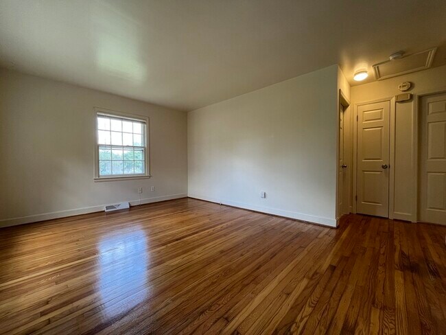 Foto del edificio - 7320 Briardale Dr