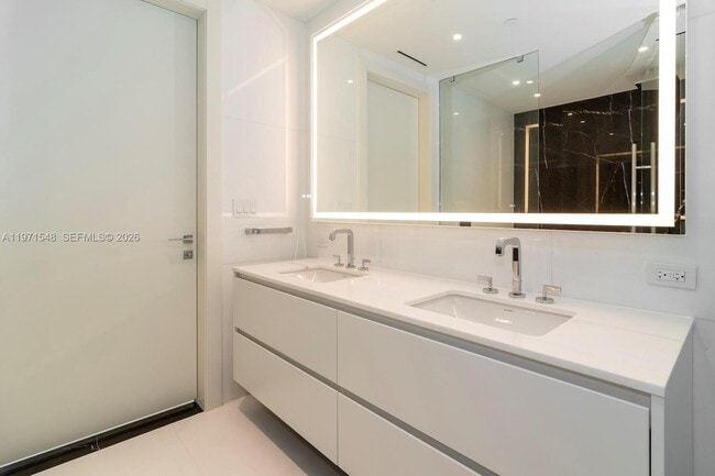 Foto del edificio - 300 Biscayne Boulevard Way