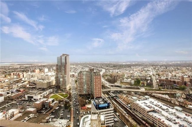 Building Photo - 175 Huguenot St