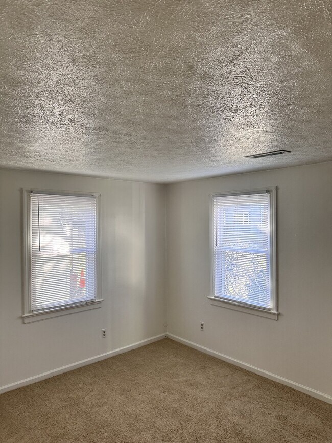 Building Photo - Charming 2 Bedroom Home Steps Away from Ma...