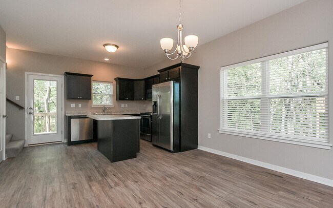 Building Photo - Spacious 4 bed/3 bath on East Side