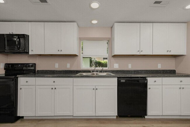 Building Photo - Cozy 2 Bedroom/1 Bath Home
