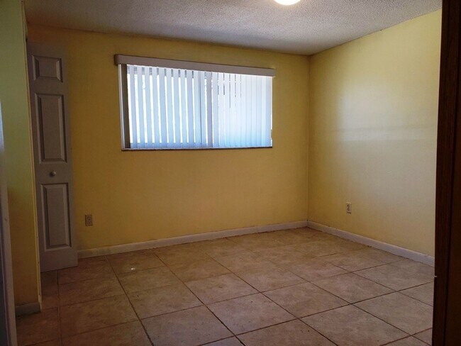 Building Photo - 1/1 Homosassa-Expressway convenience