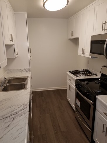kitchen w/gas range & microwave - Newcastle
