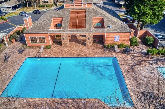 Building Photo - Updated 2 bed/2 bath Condo in Crestview Avaliable NOW!!! - $2,800/mo