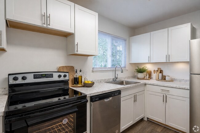 Cocina moderna en forma de L con luz natural. - Forest Pine Apartments